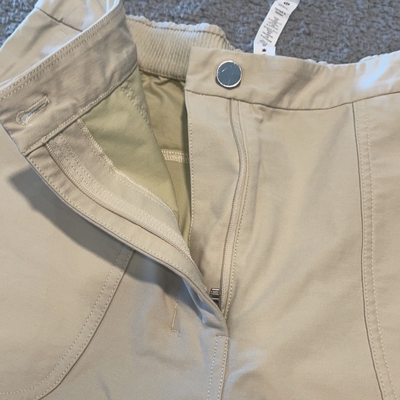 Lululemon Light Utilitech Cargo Pocket High-Rise Pant
Natural Ivory size 27 - Picture 6 of 12